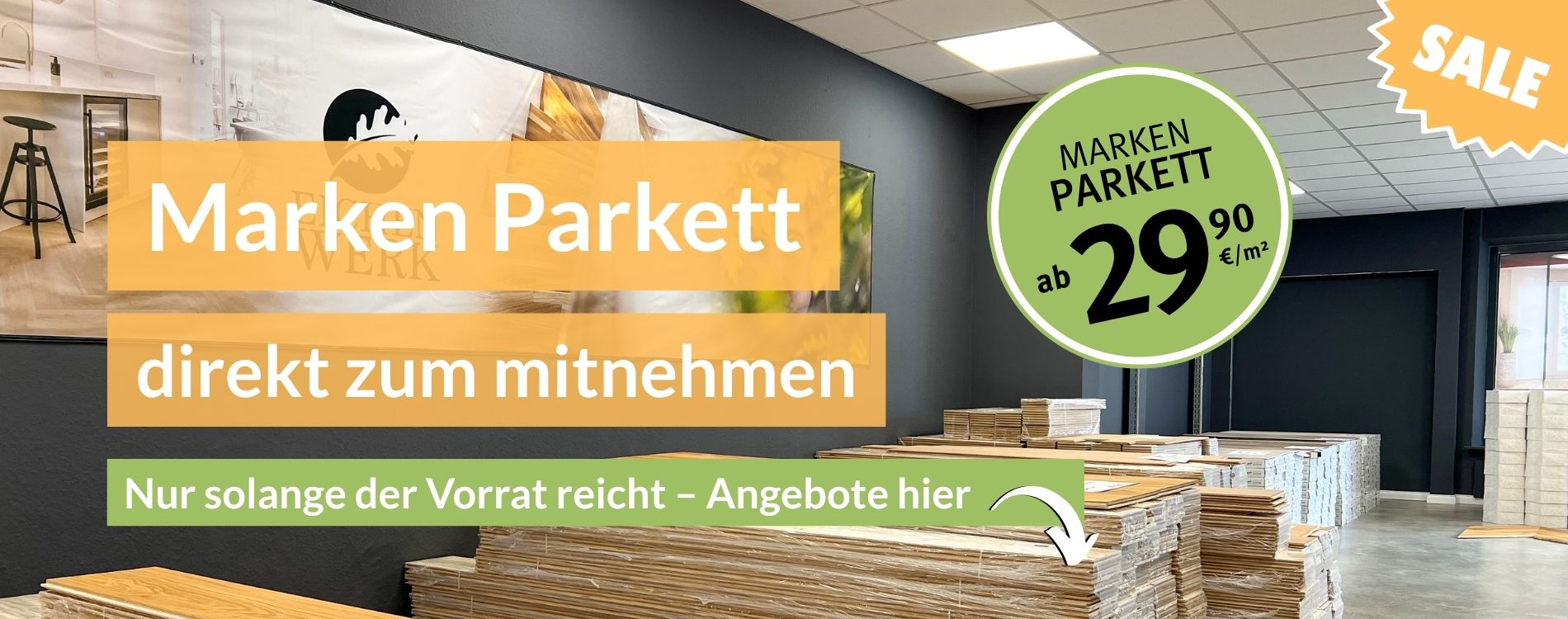 Lageransicht im Parkett-Outlet mit gestapelten Parkettböden, Text: Markenparkett direkt zum Mitnehmen, Preis ab 29,90 Euro pro Quadratmeter, Hinweis: Nur solange der Vorrat reicht – Angebote hier, mit Pfeil nach unten.